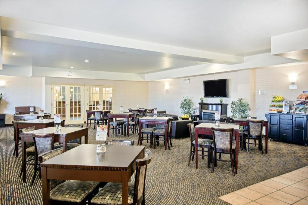 Ramada By Wyndham Prince Albert Ngoại thất bức ảnh